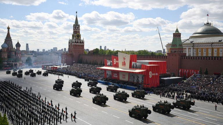 Obecný pohled ukazuje Red Square Během vojenského průvodu v den vítězství, což znamená 80. výročí vítězství nad nacistickým Německem ve druhé světové válce, ve střední Moskvě v Rusku, 9. května 2025. Vladimir Astapkovich/hostitelská agentura RIA Novosti/Házaní redaktorů agentury pro redaktory agentury Reuters prostřednictvím redaktorů agentury pro agentury Reuters prostřednictvím redaktorů agentury Reuters.