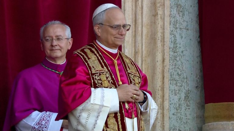 Papež Leo XIV se objevuje na balkoně ve Vatikánu
