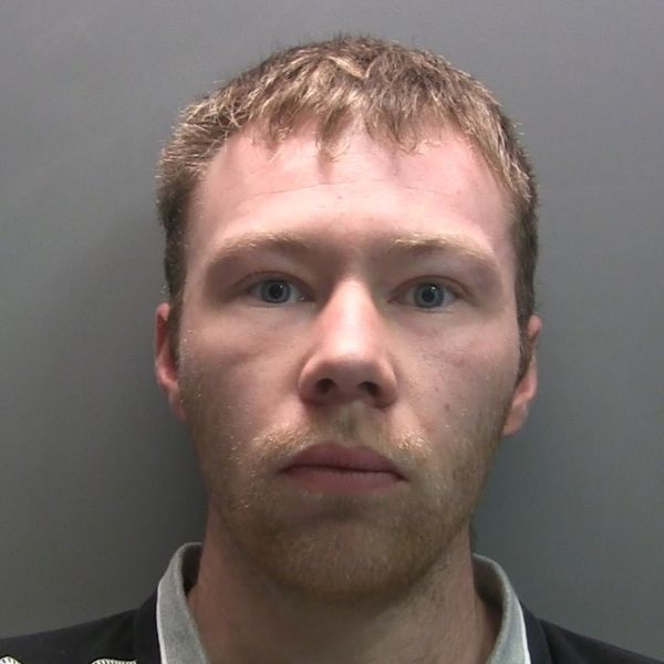 Nedatovaná letáková fotografie vydaná Northumbria Police of Adam Carruthers. Adam Carruthers, 32, byl shledán vinným u Newcastle Crown Court spolu se základem Danielem Grahamem, 39, trestní škody po vystřelení stromu Sycamore Gap - v hodnotě 622 000 GBP a 1 114 GBP poškozením Hadrianovy zdi. Oba obžalovaní budou odsouzeni 15. července. Datum: Pátek 9. května 2025.