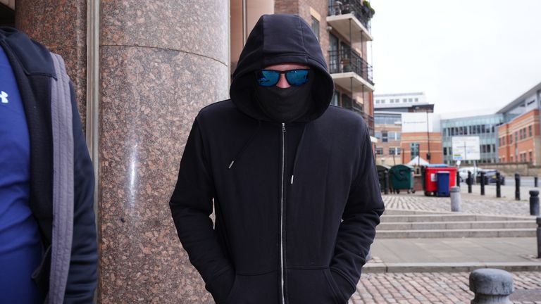 Adam Carruthers mimo korunní soud v Newcastle, kde je obviněn z toho, že vytáhl strom Sycamore Gap. Pan Carruthers a Daniel Graham popírají trestné škody stromu v hodnotě 622 000 GBP a 1 114 GBP poškození Hadrianovy zdi. Datum obrázku: Čtvrtek 8. května 2025.
