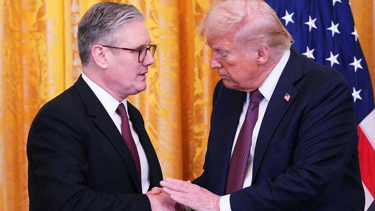 Britský premiér Keir Starmer a americký prezident Donald Trump potřásají rukou během společné tiskové konference ve východní místnosti v Bílém domě, 27. února 2025 ve Washingtonu, DC, US Carl Court/Pool přes agenturu Reuters