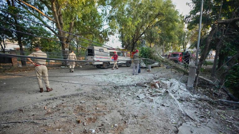 Afermath of Pákistánský dronový útok na obytnou budovu v Indii Džammú. Pic: Ap/Channi Anand)