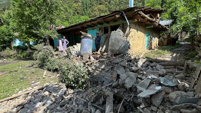 Dům poškozený v přes noc indické ostřelování, v Shah Kot, v Neelum Vallery. Pic: AP/MD Mughal