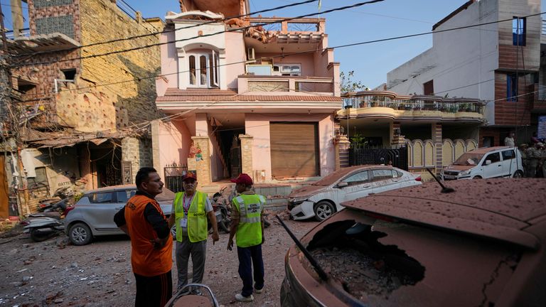 Rezidenční budova poškozená pákistánským útokem dronů v Indii Džammú. Pic: AP/Channi Anand