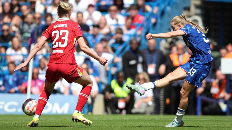 Chelsea's Aggie Beever-Jones (vpravo) skóroval první cíl hry během zápasu Super League v Barclays na Stamford Bridge v Londýně. Datum obrázku: Sobota 10. května 2025.