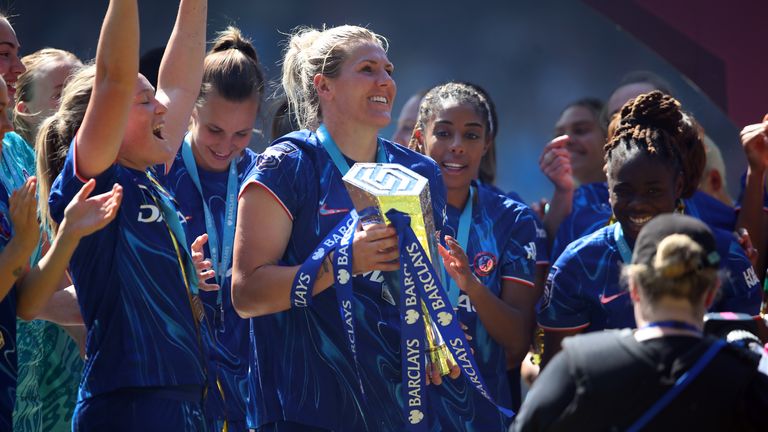 Chelsea's Millie Bright (centrum) s Trophy Super League v Barclays po zápase Super League v Barclays ve Stamford Bridge v Londýně. Datum obrázku: Sobota 10. května 2025.
