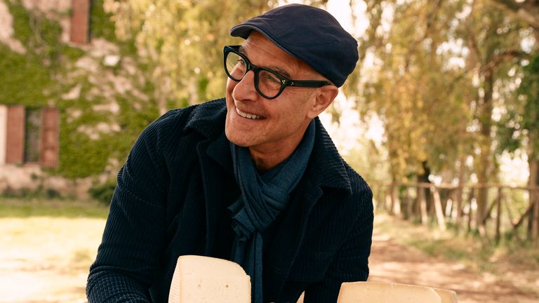Stanley Tucci drží sýr vyrobený v Laziu. Pic: National Geographic/Matt Holyoak