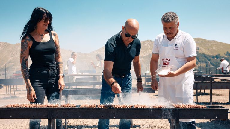 Pan Tucci vaří na BBQ Joint Ristoro Mucciante v Abruzzo s jedním z majitelů, Rodolfo Mucciante, správně. Pic: National Geographic/Matt Holyoak