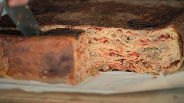 Timballo byl řezán a odhalil složité vrstvy Crespelle a Meatballs uvnitř. Pic: National Geographic