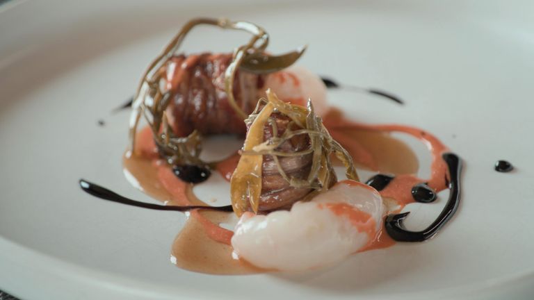 Torcinello, tradiční klobása, podávaná scampi, mořským chřestem a omáčkou sladké pepřové omáčky. Pic: National Geographic