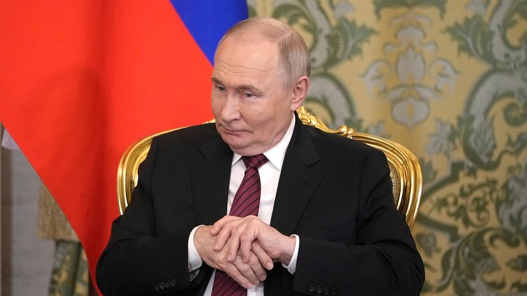Ruský prezident Vladimir Putin naslouchá Abcházského prezidenta Badry Gunby během jejich setkání v Grand Palace v Kremlu v Moskvě v Rusku v sobotu 10. května 2025 během oslav 80. výročí vítězství Sovětského svazu během druhé světové války. (AP Photo/Pavel Benyakov, bazén)