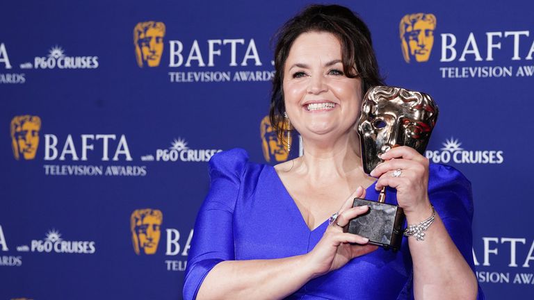 Ruth Jones v tiskové místnosti poté, co získala cenu ženského vystoupení v komediálním programu Award pro „Gavin & Stacey: The Finale“ během televizních cen 2025 BAFTA s P&O Cruises v Royal Festival Hall v Southbank Center v Londýně. Datum obrázku: neděle 11. května 2025.