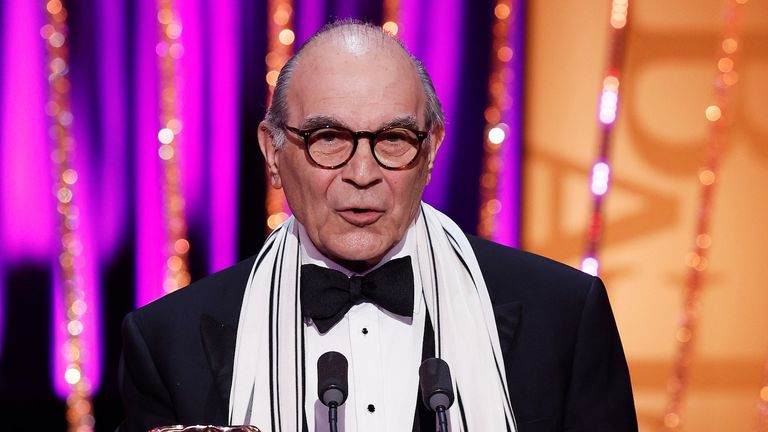 Sir David Suchet se stal Poirot - krátce - rozdávat cenu Best Herečky. Pic: Bafta