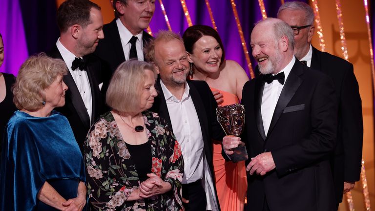 Toby Jones, Monica Dolan a Sir Alan Bates na pódiu s cenou Limited Drama Award pro pana Batese vs Post Office. Pic: John Phillips/ Getty Images pro BAFTA
