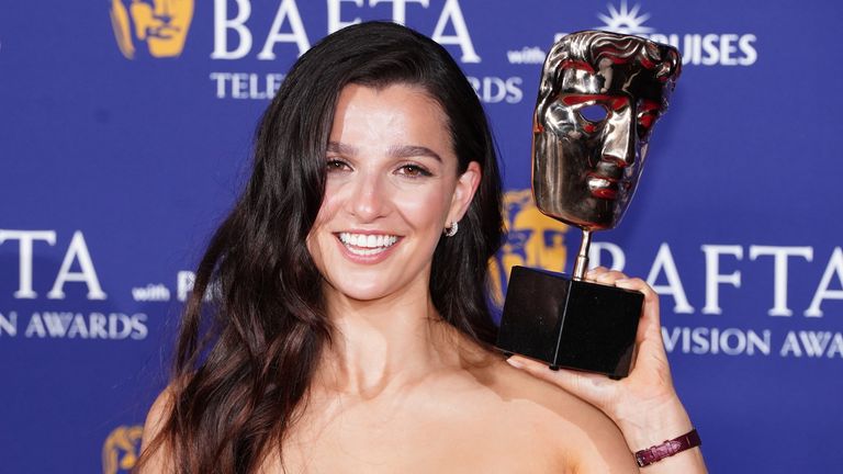 Marisa Abela v tiskové místnosti poté, co získala cenu Leading Herečky za „průmysl“ během televizních cen 2025 BAFTA s P&O Cruises v Royal Festival Hall v Southbank Center v Londýně. Datum obrázku: neděle 11. května 2025.
