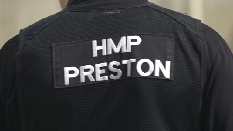 Uvnitř vězení Preston, Sky News viděl z první ruky systém skutečně v Breaking Point - obrázek záda vězeňského důstojníka s HMP Prestonem na něm.
