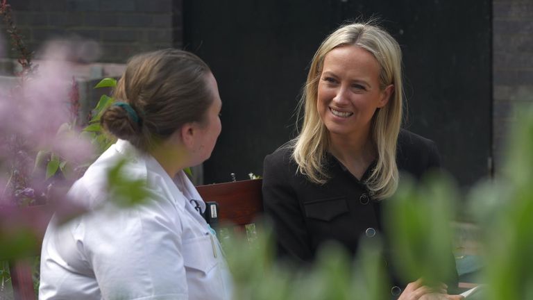 Sophy Ridge mluví s jedním z důstojníků, kteří pracují ve vězení Preston