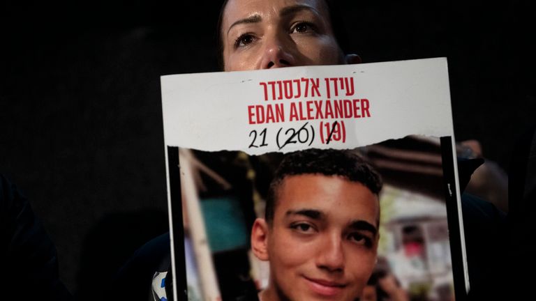SOUBOR - Yael Alexander je držitelem plakátu svého syna Edana, kterého byli rukojmí HAMAS Militants 7. října 2023, během týdenního shromáždění pro rodiny rukojmí, které se konaly v pásmu Gazy a jejich příznivci, v Tel Avivu, Izraeli, 22. února 2025.