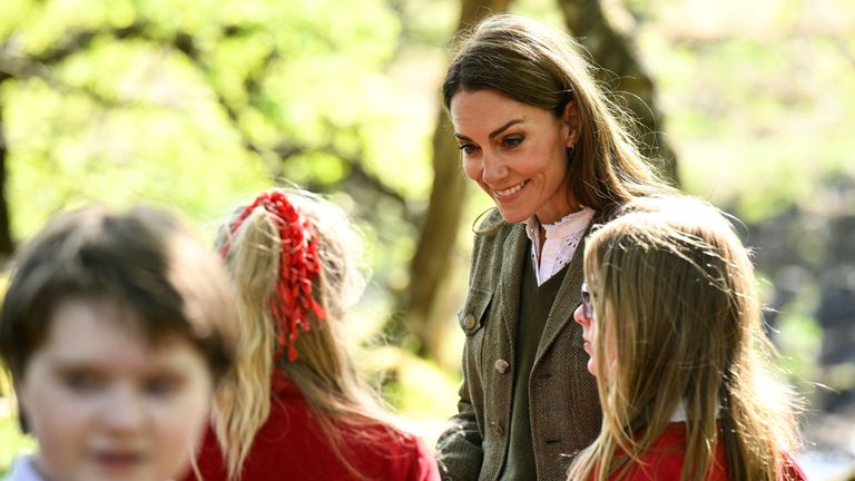 Princezna z Walesu, známá jako vévodkyně Rothesay, když ve Skotsku, hovoří s žáky ze základní školy Lochdonhead během návštěvy v Ardura Community Forest, aby zdůraznila důležitost ochrany a prosazování přirozeného prostředí, poslední den královské návštěvy Isle of Mull. Datum obrázku: Středa 30. dubna 2025.