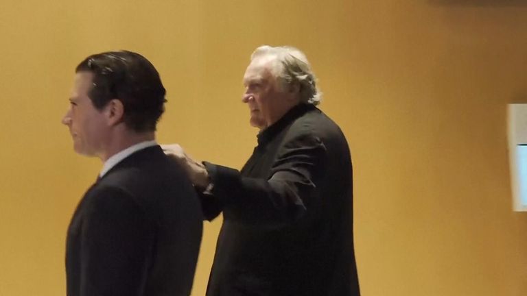 Francouzský herec Gerard Depardieu dorazí k soudu, aby postavil před soud nad obviněním, že sexuálně napadl dvě ženy na sadě filmu Les Vrets Verts v roce 2021