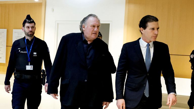 Gerard Depardieu dorazí pro jeho soud.  Pic Reuters