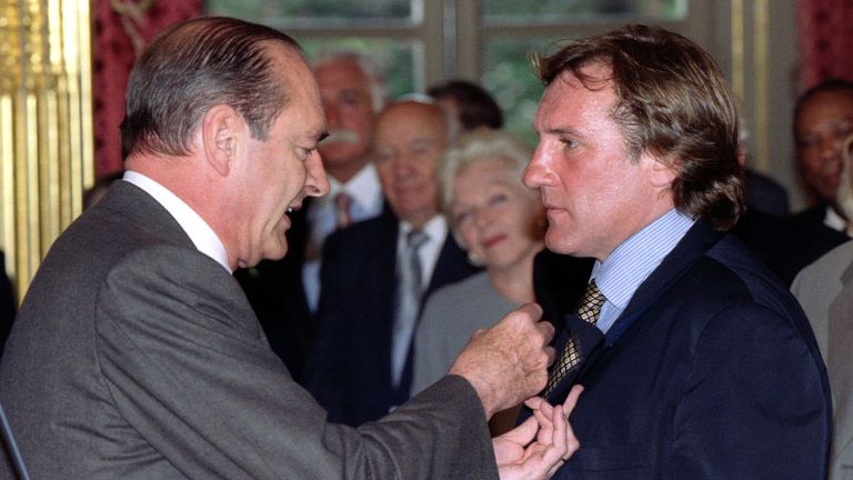 Bývalý francouzský prezident Jacques Chirac Awards Depardieu Chevallier de la Legion d'Honneur v paláci Elysee v roce 1996. Pic: Reuters