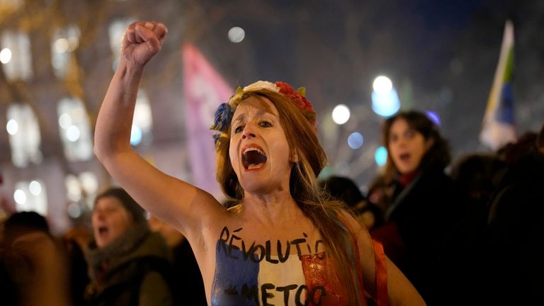 Aktivistka Femen křičí během protestu proti francouzskému herci Gerardovi Depardieuovi.  Pic: Ap