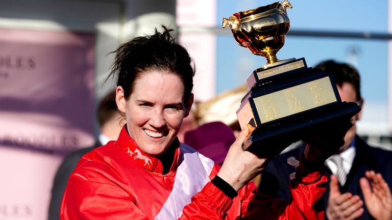 SOUBOR POTO DOTONET 18-03-2022 Jockey Rachael Blackmore slaví se Zlatým pohárem poté, co vyhrál zlatý pohár Boodles Cheltenham. Grand National a Cheltenham Gold Cup-vyhrávající žokej Rachael Blackmore oznámila svůj odchod do důchodu z jízdy. Datum vydání: pondělí 12. května 2025.