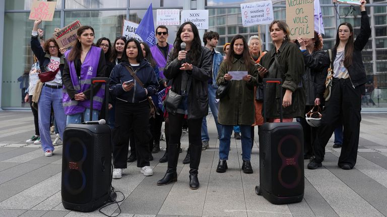 Ženy demonstrují mimo palác spravedlnosti, kde herec Gerard Depardieu čelí soudu za údajné sexuální útoky dvou žen ve filmu zasazeném v roce 2021, v pondělí 24. března 2025 v Paříži. (AP Photo/Aurelien Morissard)