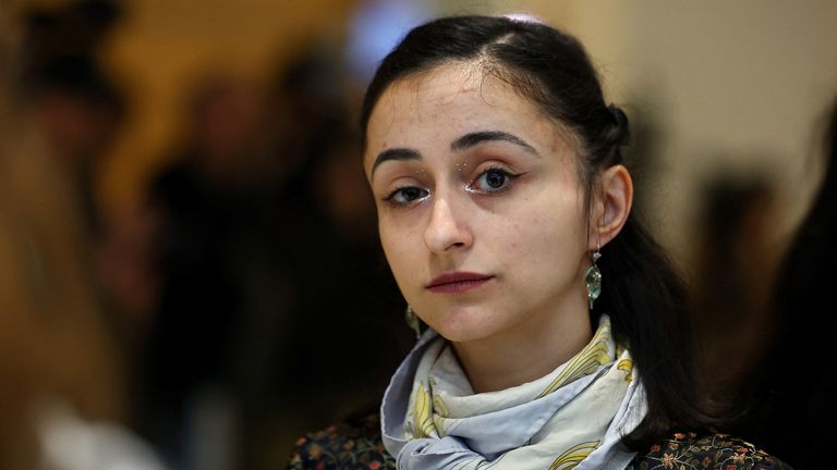 Herec Charlotte Arnould chodí u soudní budovy, protože soud s francouzským hercem Gerardem Depardieum nad obviněními ze sexuálního napadení na dvě ženy, které podle státních zástupců došlo během natáčení "Les Volets Verts"pokračuje v Paříži ve Francii, 27. března 2025. Reuters/Abdul Saboor