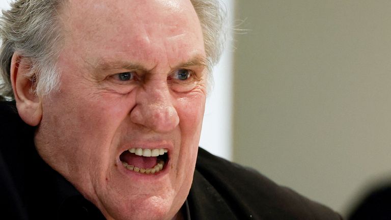 Gerard Depardieu reaguje, jak se objevuje v soudní budově, protože jeho soud pro dva sexuální útoky údajně spáchaný na souboru filmu "Les Volets Verts" Pokračuje v Paříži ve Francii 25. března 2025. Reuters/Stephanie Lecocq