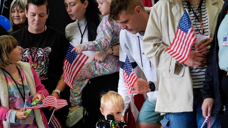 Afrikaners dorazí na mezinárodní letiště Dulles. Pic: AP/Julia Demaree Nikhinson