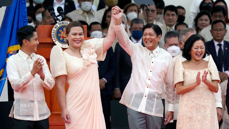 SOUBOR - Prezident Ferdinand Marcos Jr., Centrum Right a filipínská viceprezidentka Sara Duterte, dcera bývalého filipínského prezidenta Rodriga Duterteho, pozdraví během slavnostního slavnostního slavnostního ceremoniálu v národním muzeu 30. června 2022 v Manile na Filipínách. (AP Photo/Aaron Favila, soubor)