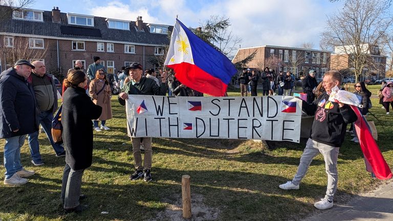 Příznivci Duterte protestují proti jeho zatčení za zločiny proti lidskosti v Scheveningen v Haagu. Pic: Reuters