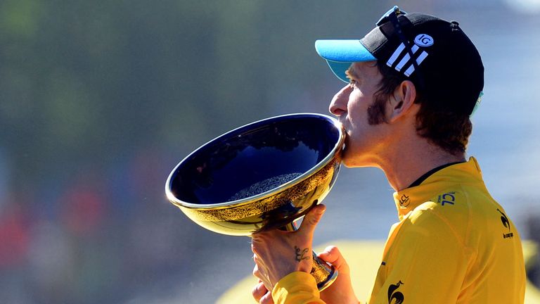 SOUBOR FOTO: Jezdec Sky ProCycling a žlutý dres vůdce Bradley Wiggins z Británie políbí trofej, když slaví své celkové vítězství na pódiu po posledním 20. fázi 99. turné de France Cycling Race mezi Rambouillet a Paříž, 22. července 2012. Reuters/Jerome PRESTOST/Pool/File Photo