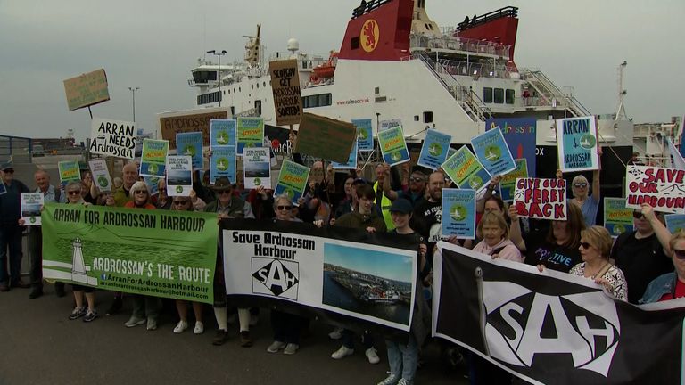 Protesty v „Ghost Town“, kde 400 milionů liber se nesedí do přístavu