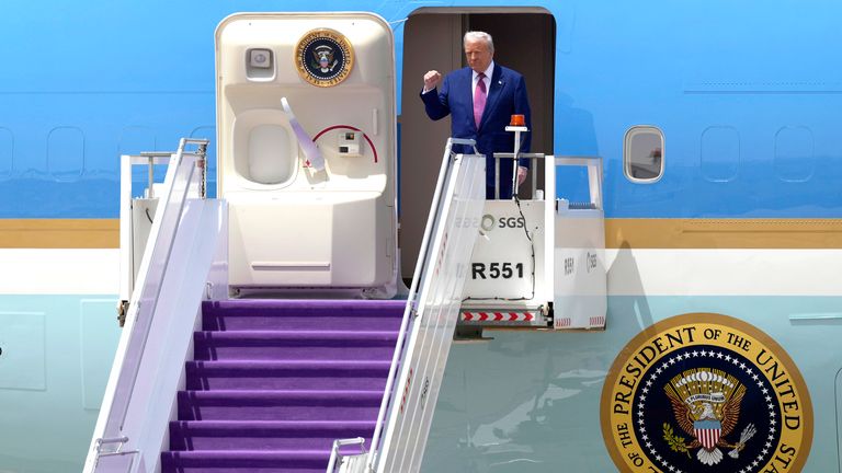 Prezident Donald Trump dorazí na letectvo jeden na mezinárodním terminálu letiště King Khalid v Rijádu v Saúdské Arábii v úterý 13. května 2025. (AP Photo/Alex Brandon)