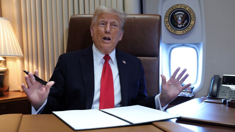 Americký prezident Donald Trump hovoří s reportéry před podpisem vyhlášení přejmenování Mexického zálivu do Ameriky, zatímco létá nad zálivem na palubě letectva jeden na cestě do New Orleans, aby se zúčastnil Super Bowl, 9. února 2025. Reuters/Kevin Lamarque