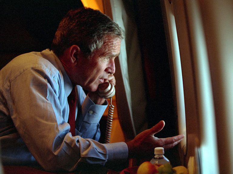 Americký prezident George W. Bush hovoří s viceprezidentem Dickem Cheneyem telefonicky na palubě Air Force One po odchodu z základny Offutt Air Force v Nebrasce, 11. září 2001, v den teroristických útoků v New Yorku a Washingtonu. Bush se 16. září 2001 zeptal "vyděšený" Američané se tento týden vrátit do práce, varovat je, aby byli ostražití na další útoky a na podlah pro dlouhou křížovou výpravu "zbavit se světa zločinců". Obrázek vydal Bílý dům 16. září. Reuters/Bílý dům Pho