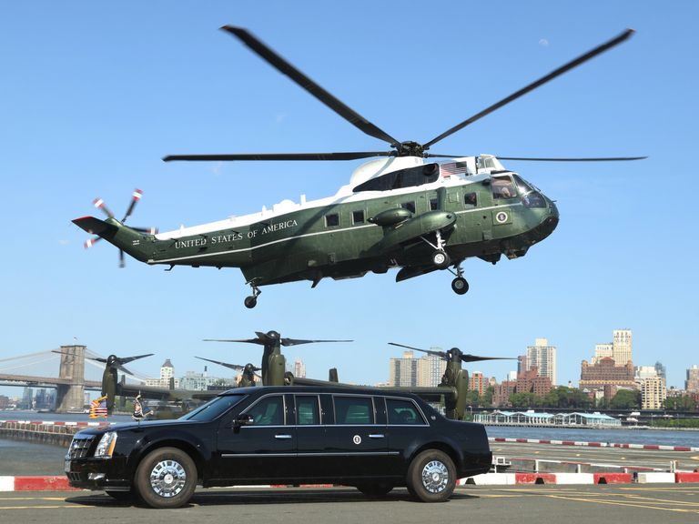 Marine One přistane za prezidentskou limuzínou, když americký prezident Donald Trump dorazí do centra Manhattanu Heliport v New Yorku, USA 23. května 2018. Reuters/Kevin Lamarque