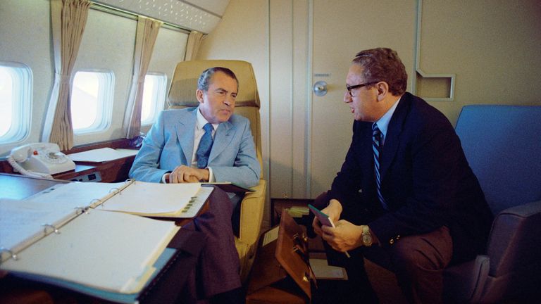 Americký prezident Richard Nixon a poradce pro národní bezpečnost Henry Kissinger hovoří o Air Force One během jejich plavby do Číny 20. února 1972. Richard Nixon prezidentská knihovna/leták prostřednictvím agentury Reuters Tento obrázek byl dodán třetí stranou