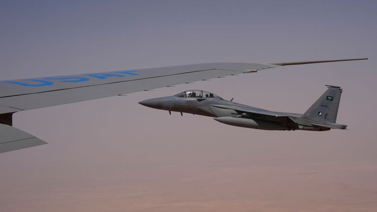 Royal Saúdské letectvo F-15 poskytuje čestný doprovod pro Air Force One. Pic: Ap