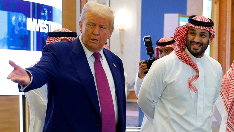 Prezident Donald Trump gesta vedle saúdské koruny Prince Mohammeda Bin Salman v Rijádu. Pic: Reuters