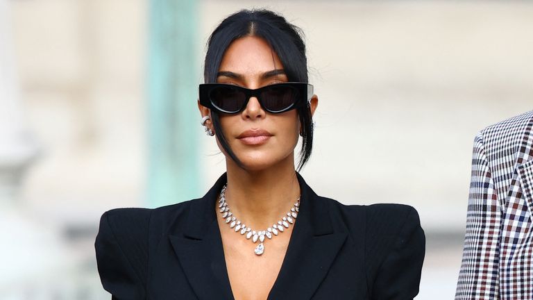 Kim Kardashian opouští soudní budovu v Paříži. Pic: Reuters