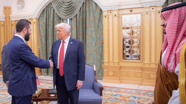 Trump, bin Salman a prezident Sýrie Ahmad Al Sharaa. .PIP Saúdská tisková agentura, 