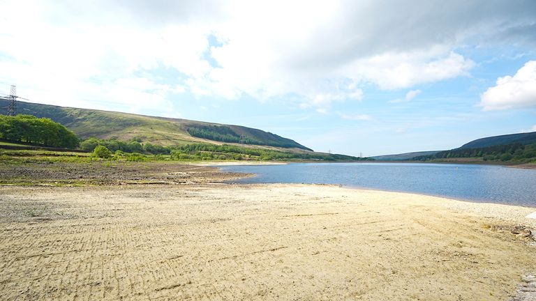 Pohled na hladinu vody na Torside Reservoir v Derbyshire .. Pic: PA