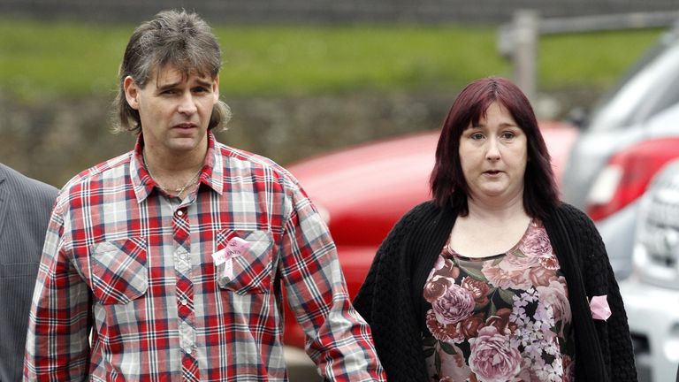 Paul a Coral Jones dorazí na soud s Markem Bridgerem v únoru 2012. File Pic: PA
