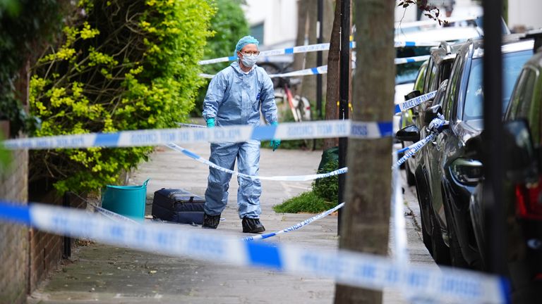Forenzní důstojník je vidět v Kentish Town v severním Londýně. Policie vyšetřuje oheň v domě sira Keira Starmera v severním Londýně. Datum obrázku: pondělí 12. května 2025.