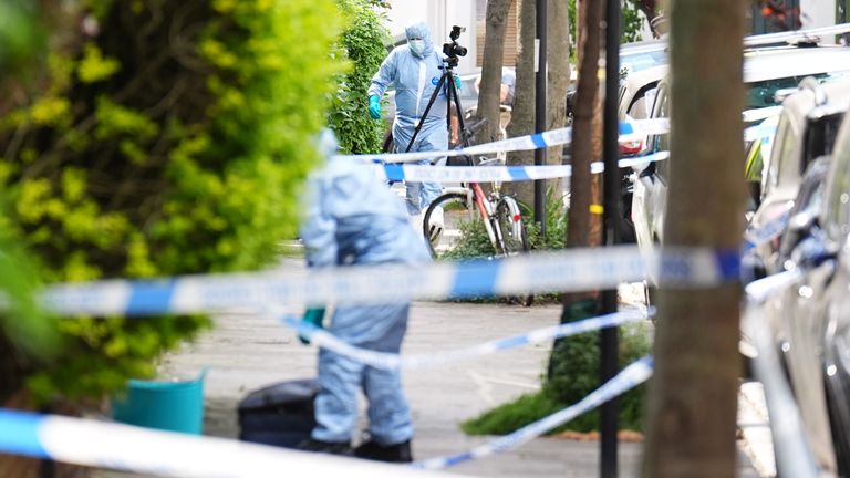 Forenzní důstojník je vidět v Kentish Town v severním Londýně. Policie vyšetřuje oheň v domě sira Keira Starmera v severním Londýně. Datum obrázku: pondělí 12. května 2025.