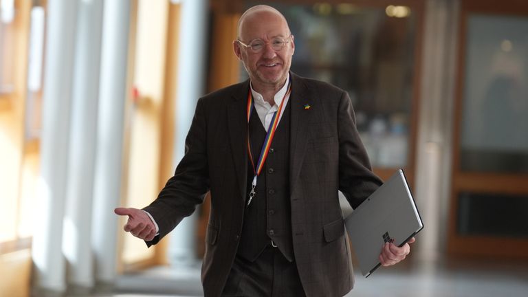 Spoluzakkarátor skotské zelené strany Patrick Harvie ve skotském parlamentu v Edinburghu. SNP začíná hledat nového vůdce po dni dramatu ve skotské politice viděl Humzi Yousaf oznámit jeho rezignaci jako prvního ministra země. Datum obrázku: Úterý 30. dubna 2024.